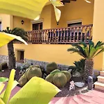 Villa With Private Pool And Tennis Court 150 Metres From The Sea-villa El Olivo *