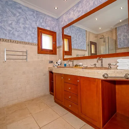 With Private Pool And Tennis Court 150 Metres From The Sea-villa El Olivo