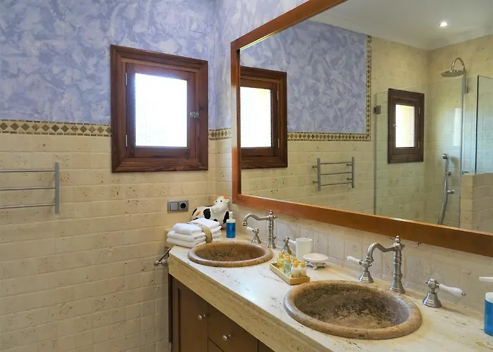 With Private Pool And Tennis Court 150 Metres From The Sea-villa El Olivo