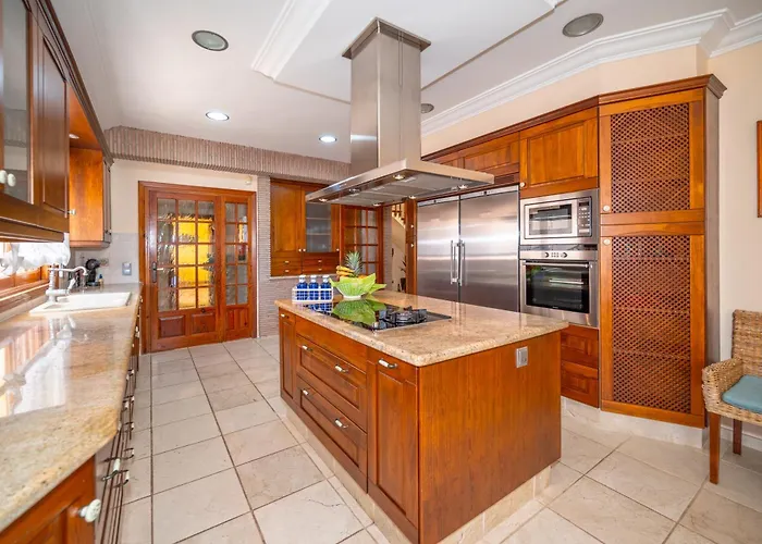 Villa With Private Pool And Tennis Court 150 Metres From The Sea-villa El Olivo